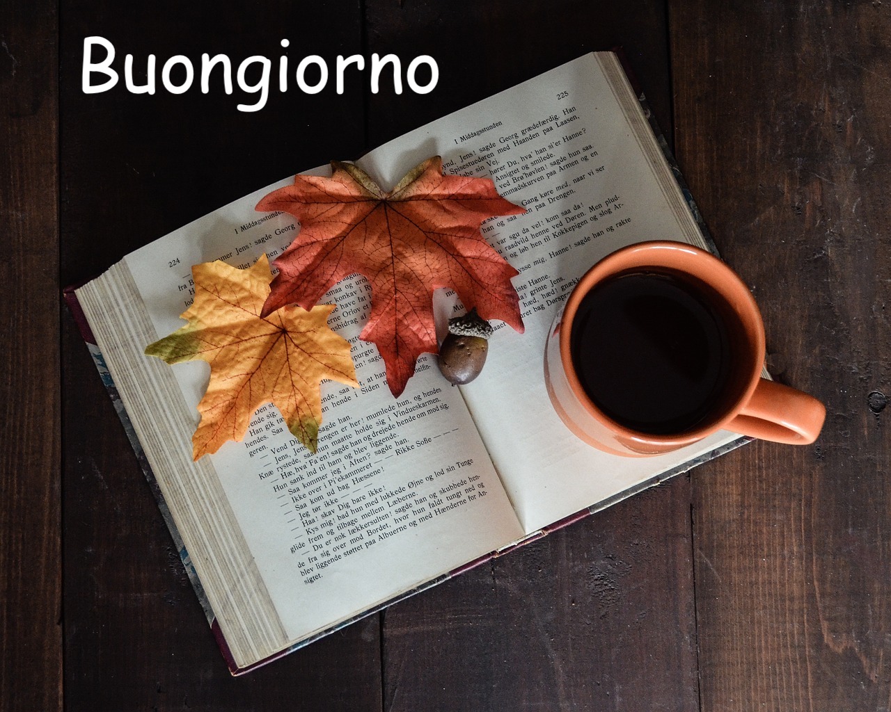  buongiorno con foglia di autunno libro e caffè 